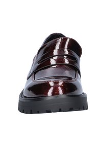 Bordeaux lakkleren schoenen met twee klittenbandsluitingen en een robuuste zwarte rubberen zool. Gladde oppervlakte met een lichte glans en een ronde neus.