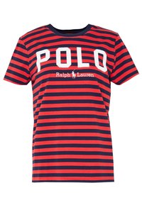 Röd och marinblå randig t-shirt med rund halsringning, korta ärmar och stor "POLO"-text med "Ralph Lauren"-logotypen under.