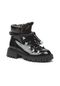Botín negro de charol con cuello acolchado, parte delantera con cordones, herrajes metálicos y suela de goma texturizada con tacón cuadrado.