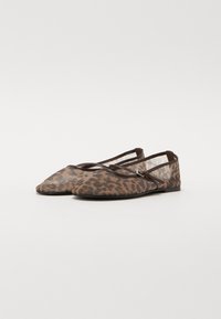 Scarpe flat con stampa leopardata e bordi marroni, punta affusolata e tomaia in rete trasparente. Presentano doppie cinghie incrociate per una vestibilità sicura.