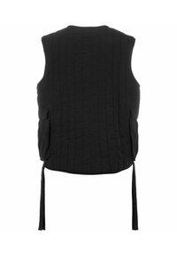 Chaleco negro acolchado con costuras verticales, presenta bolsillos laterales, aberturas para los brazos y tiras ajustables en la parte inferior para un ajuste ceñido.