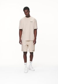 Pegador LOGO - Shorts - washed desert sand/black gum