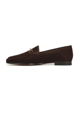 Donkerbruine suède herenloafer met lage hak en een klein metalen decoratief detail bovenop.