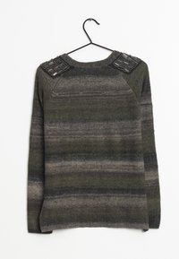 Strickpullover mit horizontalen grünen und grauen Streifen, ausgestattet mit strukturierten Schulterakzenten. Das Material wirkt weich und warm. Hängt an einem schwarzen Haken.