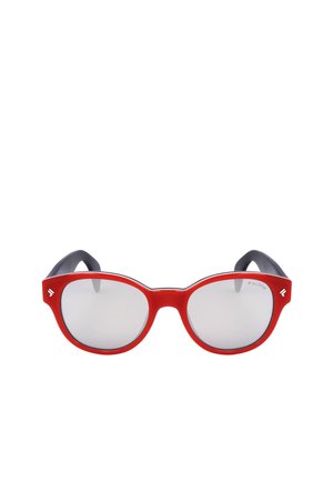 Occhiali da sole con lenti rotonde riflettenti e montatura rossa, con aste nere e piccoli loghi bianchi su ogni lato.