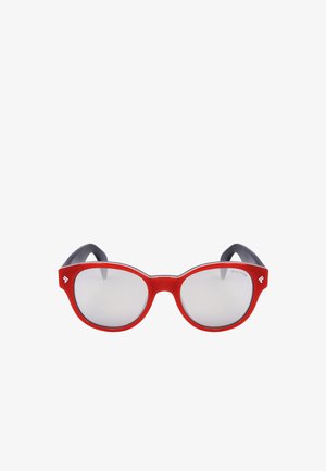 Occhiali da sole con lenti rotonde riflettenti e montatura rossa, con aste nere e piccoli loghi bianchi su ogni lato.