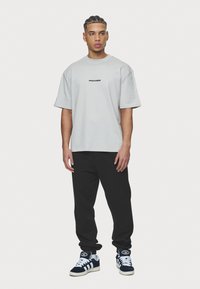 Pegador COLNE LOGO TEE - Marškinėliai su spaudiniu - washed pearl grey/black