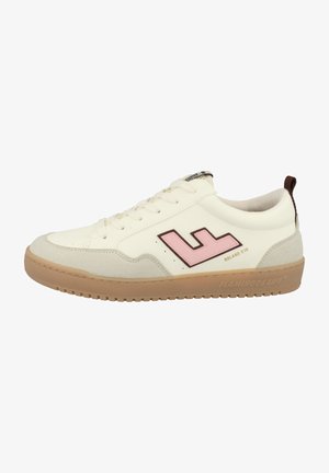 Hvid sneaker med pink og brun accent, lavet af ruskind og lædermaterialer, snørebåndsdesign, gummisål og branding på siden.