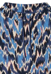 Vêtement à capuche avec motif abstrait en zigzag bleu, marine, beige, marron et rose, et cordons bleu marine avec embouts métalliques.