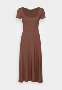 Mörkbrun midiklänning med kort ärm, rundad halsringning och liten slits på sidan, uppställd mot en enkel vit bakgrund.