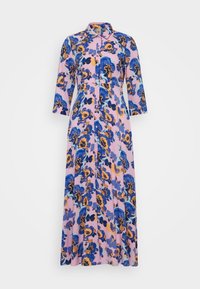 Kwiatowa sukienka z zapięciem na guziki, z kołnierzykiem, rękawami do łokcia, na różowym tle z niebieskimi i pomarańczowymi wzorami kwiatowymi.