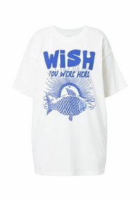 Wit katoenen T-shirt met oversized pasvorm, met blauwe grafische tekst "WISH YOU WERE HERE" en een visillustratie, eenvoudig ontwerp, korte mouwen.