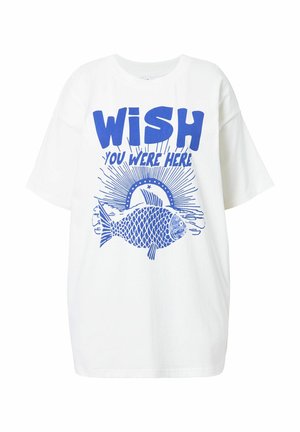 Weißes Baumwoll-T-Shirt mit oversized Passform, mit blauem Schriftzug „WISH YOU WERE HERE“ und einer Fischillustration, schlichtes Design, kurze Ärmel.