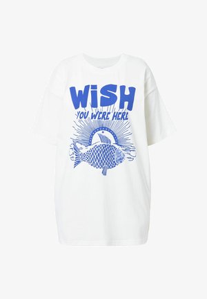 Hvid bomulds-t-shirt med oversize pasform, med blå grafisk tekst "WISH YOU WERE HERE" og en fisk illustration, enkelt design, korte ærmer.