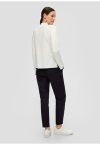 s.Oliver BLACK LABEL MIT STEHKRAGEN - Strickpullover - creme