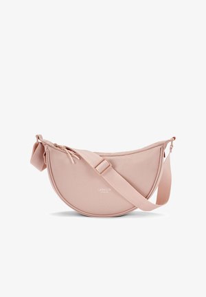 Světle růžová látková taška přes rameno zaobleného tvaru, s horním zipem, nastavitelným popruhem a s vyrývaným názvem značky na přední straně.