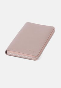 Rosa läderplånbok med en texturerad yta, dragkedjestängning och silverfärgad hårdvara. Kompakt rektangulär form med rundade kanter.