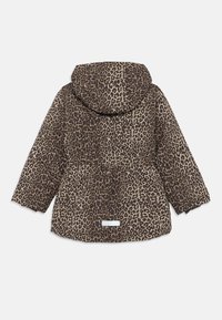 Veste en imprimé léopard avec capuche, taille cintrée et manches longues. Fabriquée en tissu texturé, avec une étiquette blanche à l'ourlet arrière.