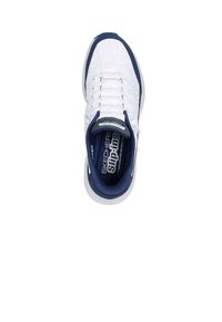 Zapatilla deportiva blanca con un patrón acolchado, detalles en azul marino y cordones blancos. Presenta el logo de Skechers en la lengüeta y una plantilla acolchada.