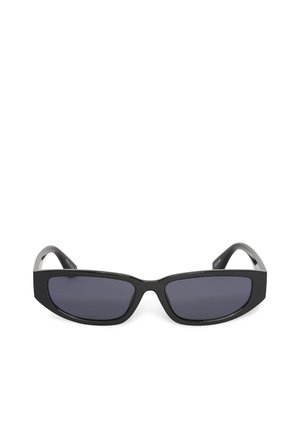 Čierne obdĺžnikové slnečné okuliare s tmavými tónovanými šošovkami a hrubými rámami na bielom pozadí.