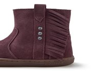 Stivale alla caviglia in suede bordeaux con frange laterali, tre bottoni decorativi in strass e suola in gomma testurizzata con marchio impresso.