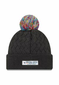 Schwarze gestrickte Mütze mit einem bunten Pompon oben. Verfügt über ein gewobenes Muster und ein weißes Etikett mit "CRUCIAL CATCH" und Logo.