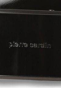Czarna skórzana torebka z wytłoczonym logo "pierre cardin". Gładka faktura, minimalistyczny design oraz akcenty z srebrnego metalu.