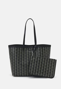 Sac fourre-tout noir avec motif géométrique et pochette zippée assortie attachée, tous deux avec longues anses et ferrures argentées.
