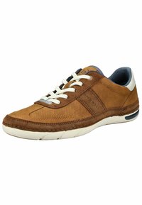 Sneaker in pelle marrone con design perforato, lacci bianchi, bordature blu scuro e suola bianca a contrasto con una striscia scura.