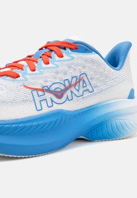 HOKA MACH 6 - Pantofi de alergare pe asfalt - white/virtual blue