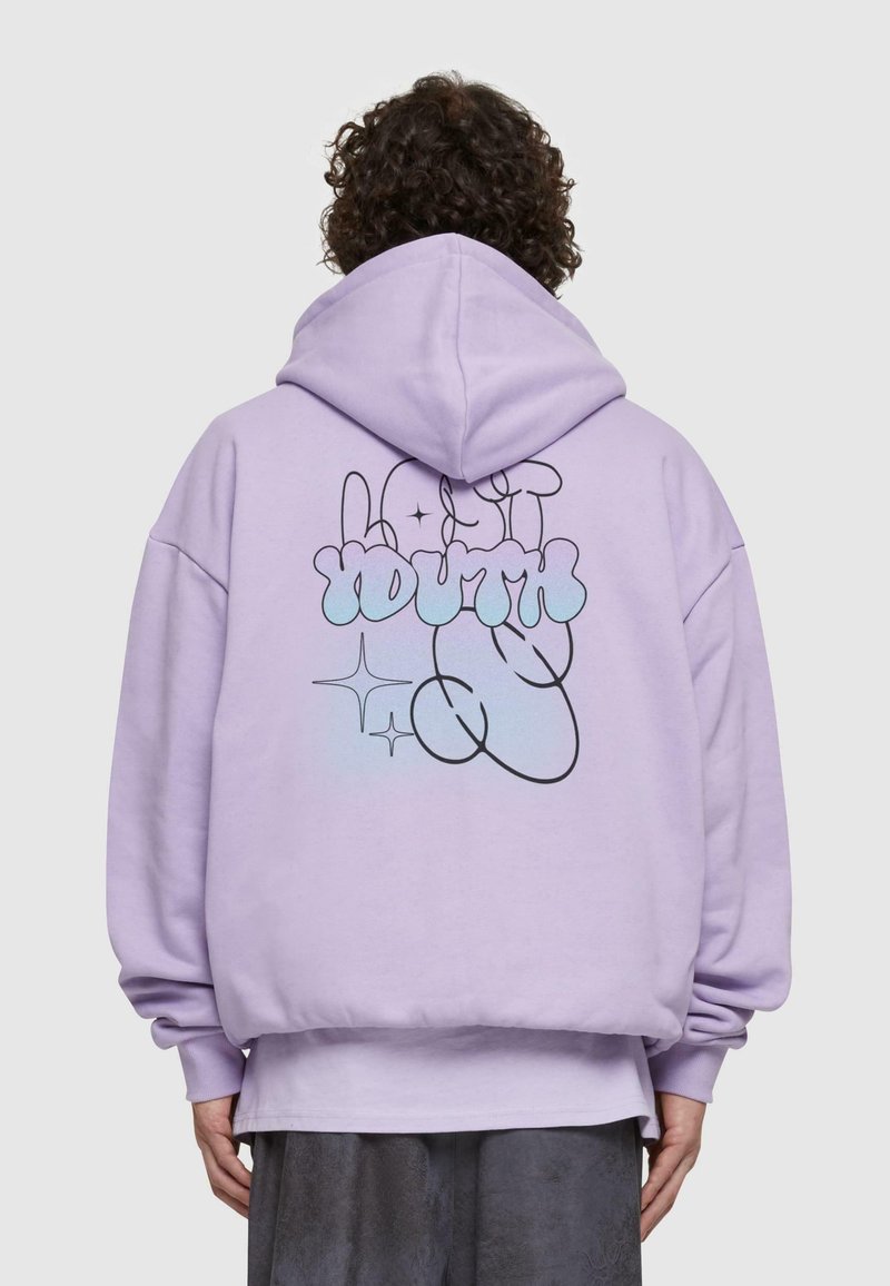 Hoodie oversize viola con tasca frontale. Il retro presenta un disegno a linee nere con le parole "Lost Youth" in blu e glitter. Texture morbida.