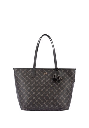 Dunkelbraune Tote-Tasche mit hellbraunem, wiederholtem Muster, zwei langen Griffen, Quasten-Detail und kleinem goldenen Logo, das in der Nähe der Oberseite zentriert ist.