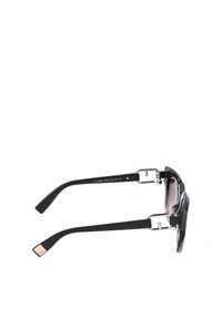 Lunettes de soleil rectangulaires noires avec branches épaisses, détails de charnière en métal et verres teintés, vues de côté sur fond blanc.