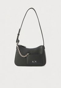 Musta nahast käekott tekstuurse viimistlusega, kumer kujuga, eemaldatava kett-rihmaga ja ees taskuga, millel on tähed "A" ja "X".