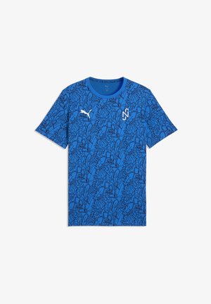 Blaues Puma-T-Shirt mit kurzen Ärmeln, schwarzem abstraktem Linienmuster und weißem Puma-Logo auf der Brust.