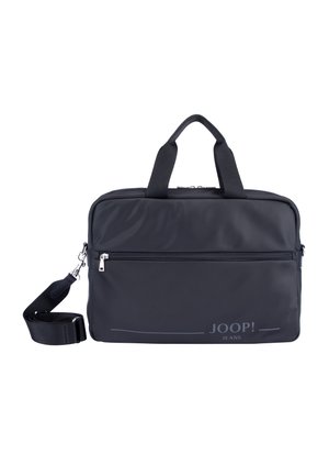 Černá obdélníková taška na laptop se dvěma rukojetmi, odnímatelným ramenním popruhem, přední kapsou na zip a logem "JOOP! JEANS" v pravém dolním rohu.
