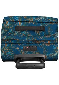 Maleta con ruedas Eastpak que presenta un tejido azul con patrones abstractos en naranja y verde, cierre de cremallera, asa retráctil y mecanismo de bloqueo.