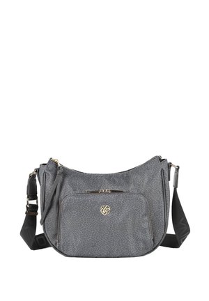 Borsa a tracolla grigia con motivo inciso, hardware dorato, tasca con zip frontale e tracolla regolabile. Texture liscia, design casual.