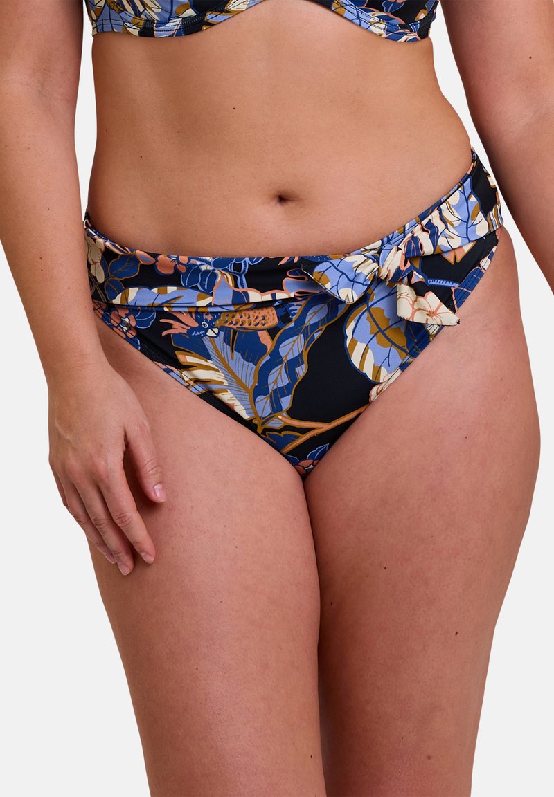 Bas de bikini en tissu extensible avec un motif floral bleu, blanc et orange sur fond sombre, présentant un détail enroulé à la taille.