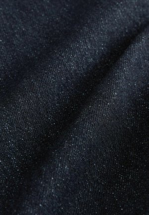 Mørkt denimstof med en glat tekstur, som har en let glans og et subtilt twill-mønster. Indeholder svage prikker i lysere farver.