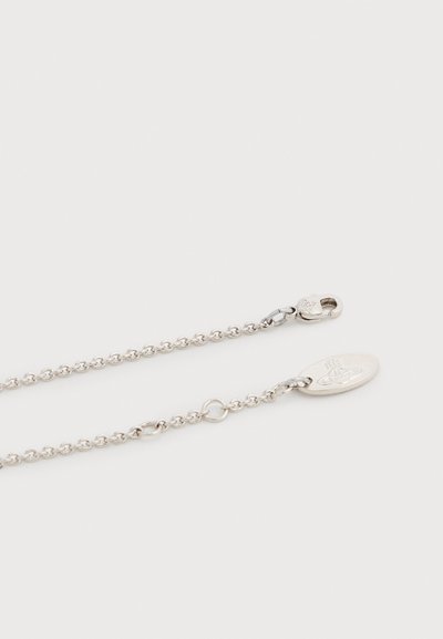 Κολιέ αλυσίδα από ασήμι με στρογγυλούς κρίκους, κούμπωμα με κλιπ και οβάλ μενταγιόν με χαραγμένο σχέδιο. Λείο, γυαλιστερό φινίρισμα.