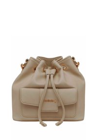 Borsa a secchiello in pelle beige con finitura testurizzata, dettagli in metallo dorato, chiusura regolabile con cordoncino e tasca frontale.