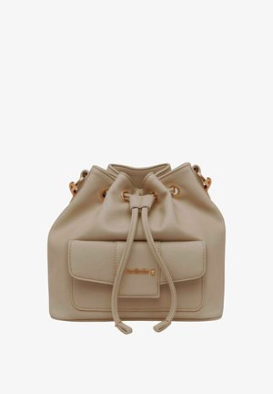 Borsa a secchiello in pelle beige con finitura testurizzata, dettagli in metallo dorato, chiusura regolabile con cordoncino e tasca frontale.