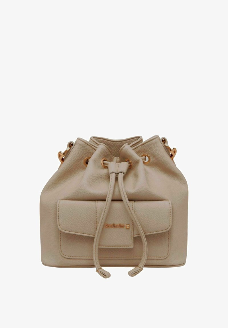 Beige leren emmertas met een textuurafwerking, gouden hardwareaccenten, een verstelbare trekkoordsluiting en een voorvak.