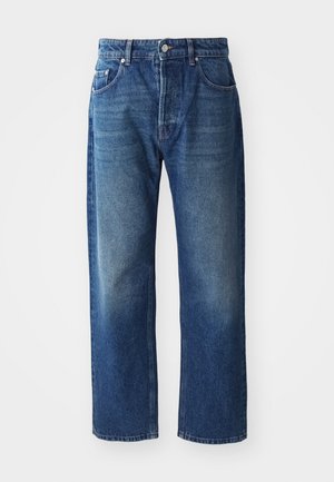 Hellblaue Jeans aus Denim mit geradem Schnitt, fünf Taschen, Gürtelschlaufen und Knopfverschluss. Verwaschene Stellen erzeugen einen subtilen Gradienteneffekt.