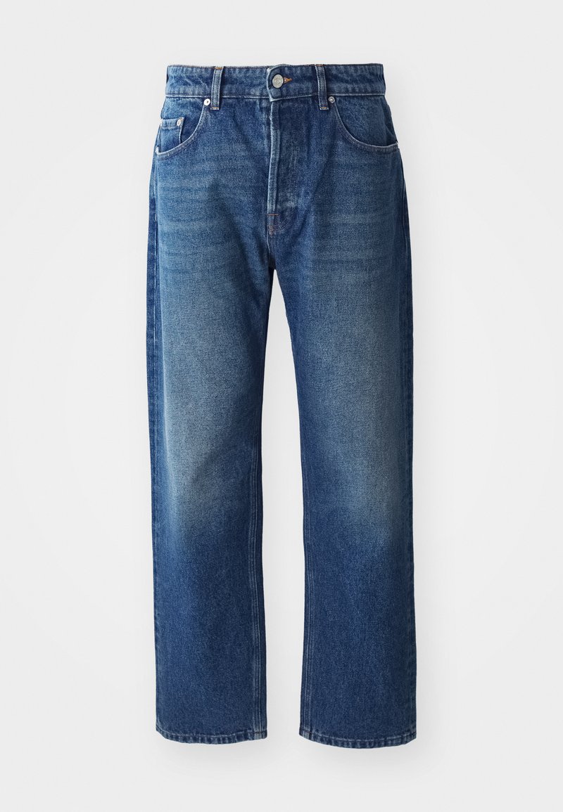 Ljusblå denimjeans med rak passform, fem fickor, bälteshällor och knappstängning. Urblekta områden skapar en subtil gradienteffekt.