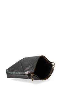 Clutch in pelle nera con una texture lucida, forma triangolare, cerniera dorata e un ampio interno. Cerniera chiusa nella parte superiore.