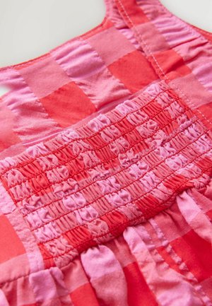Červená a ružová kockovaná látka s nariaseným detailom. Obsahuje jemnú textúru a tenké ramienka. Ľahký a priedušný dizajn.