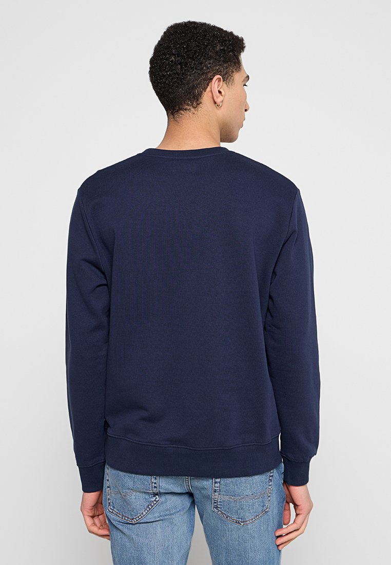 Marineblauer Kapuzenpullover mit langen Ärmeln, Rundhalsausschnitt und gerippten Bündchen. Hergestellt aus weichem Material, zeigt ein schlichtes Design ohne Muster.