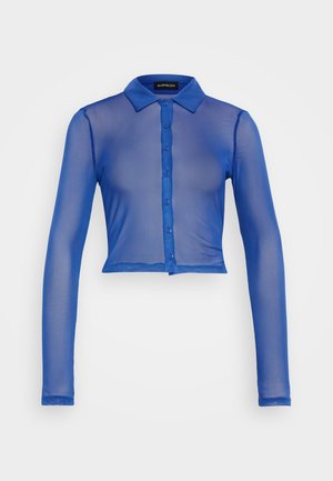 Blå genomskinlig långärmad blus med krage, sexknappslås och kortad design. Slät textur med en lätt, transparent look.